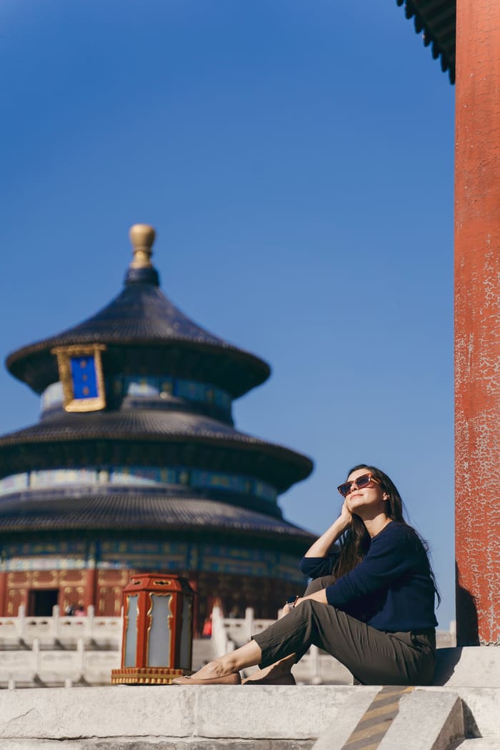 Mujer sentada en templo de Beijing China